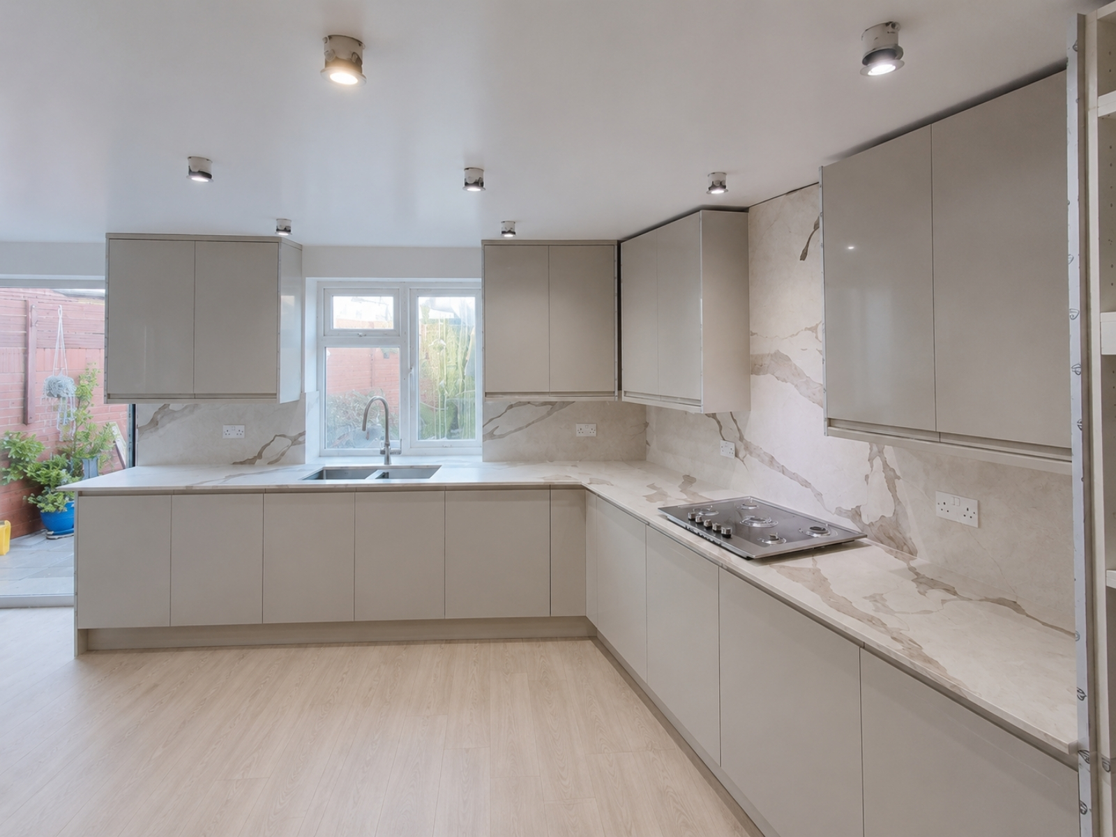 Al-Farouq Family’s Calacatta Classic Quartz Kitchen in Leicester 7 Calacatta bronze quartz worktop