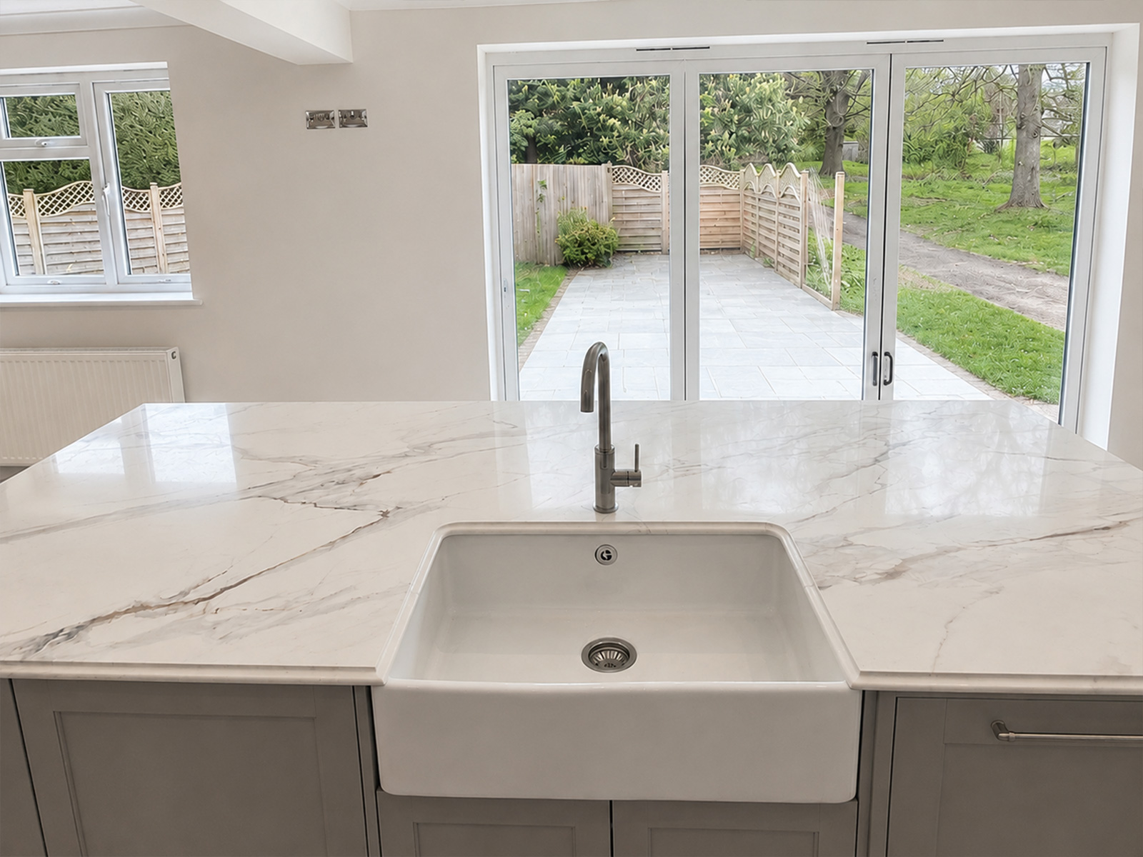 Emre Kaya’s Arabescato Brown Quartz Kitchen in High Wycombe