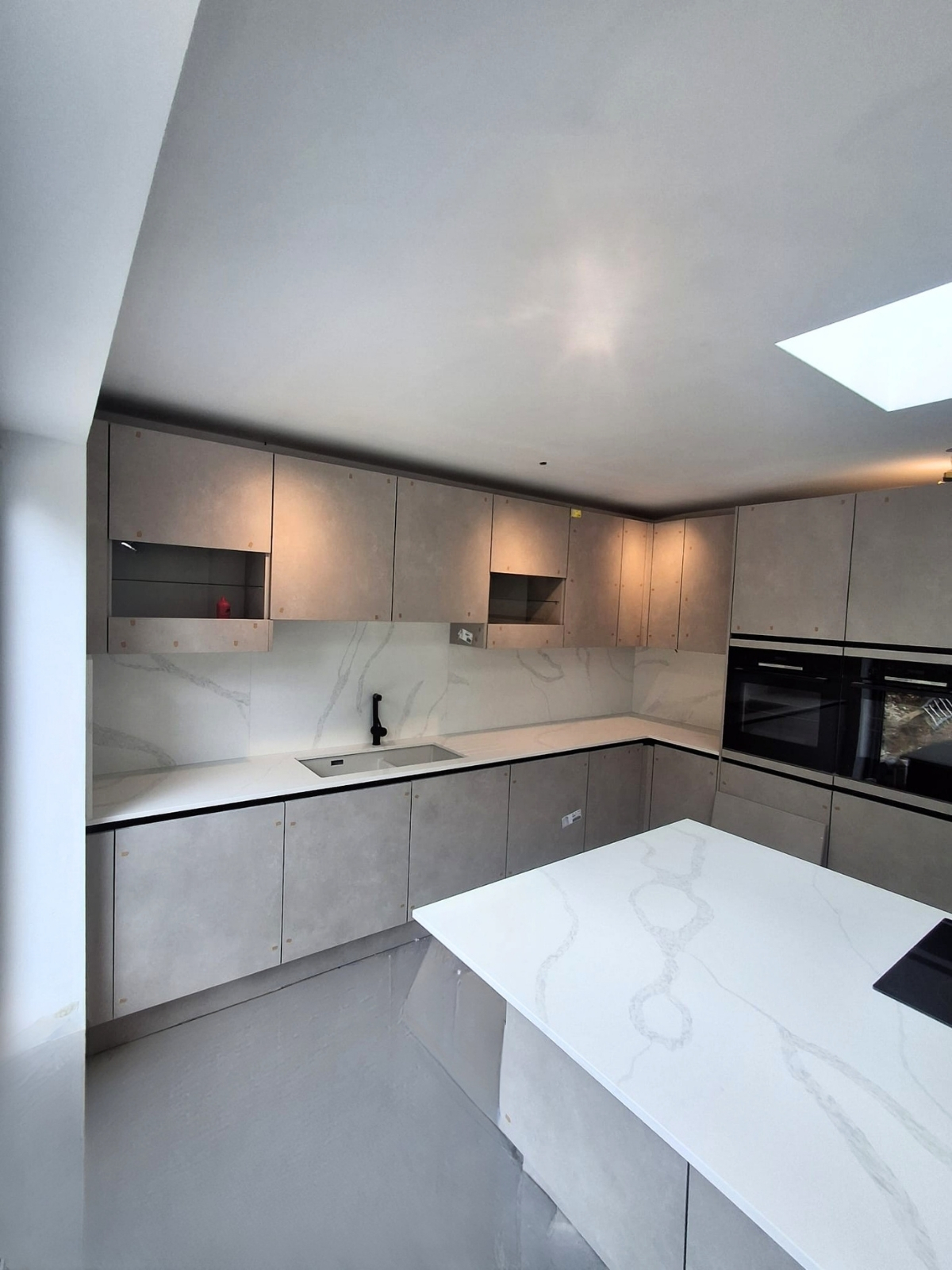 Anaya & Isla’s Calacatta dark Grey Quartz Kitchen in Watford