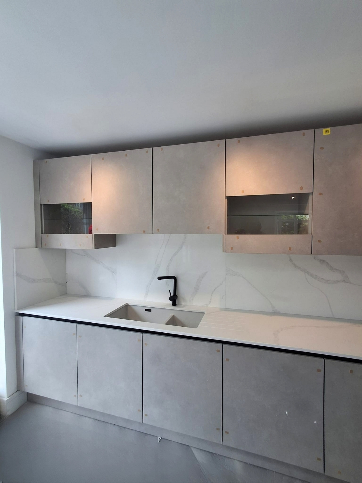 Anaya & Isla’s Calacatta dark Grey Quartz Kitchen in Watford