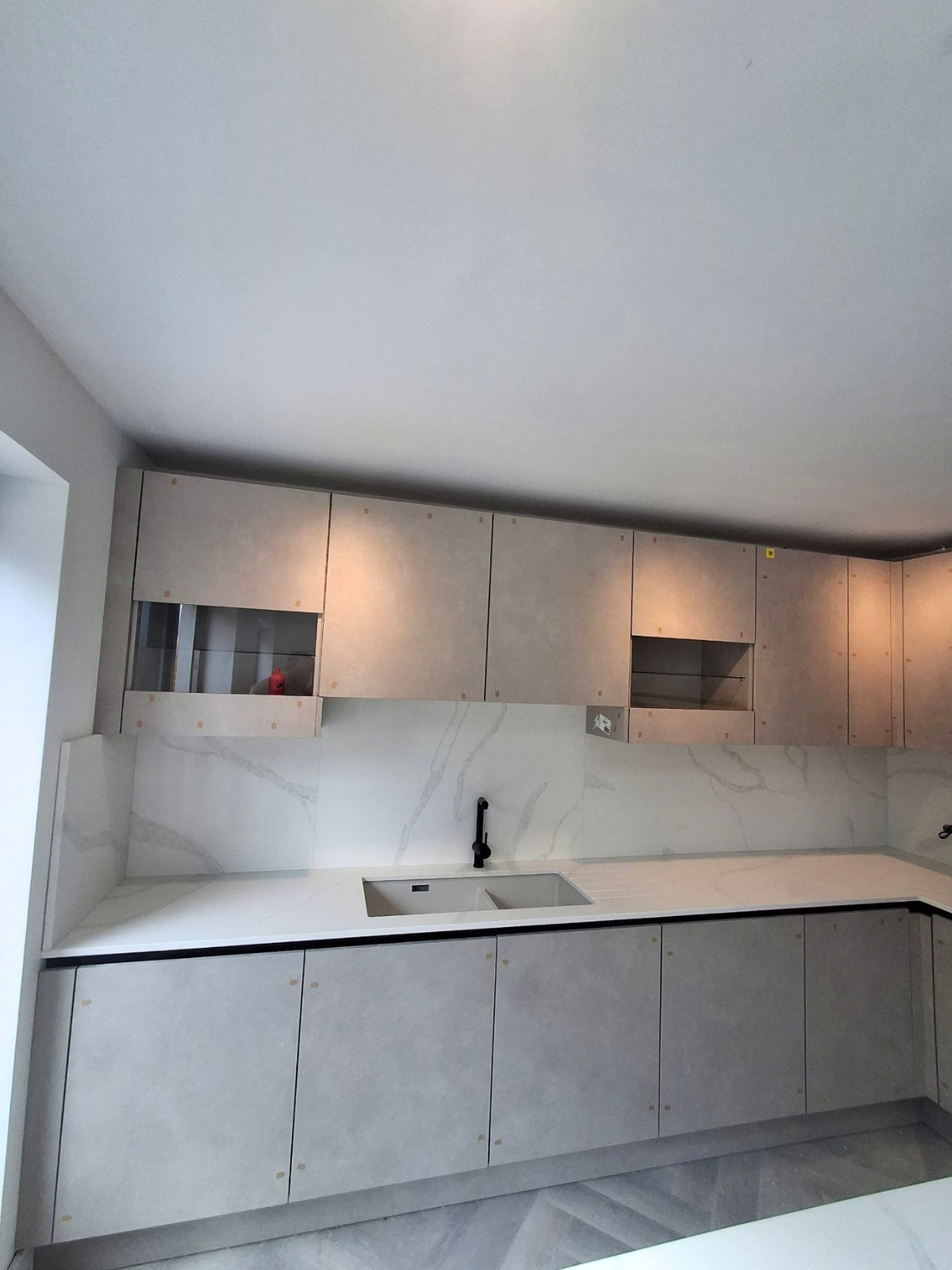 Anaya & Isla’s Calacatta dark Grey Quartz Kitchen in Watford