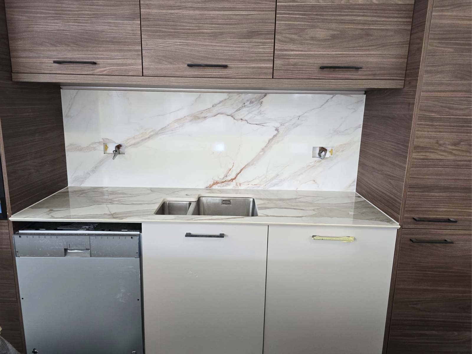 Javier Flores’s Arabescato Brown Quartz Kitchen in Chelmsford